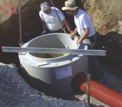 montáž betonové šachty a plastového potrubí